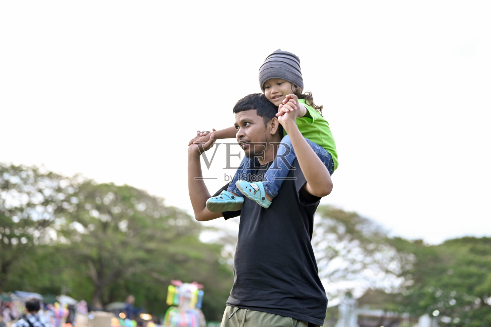 孩子的快乐落在父亲的肩上照片摄影图片