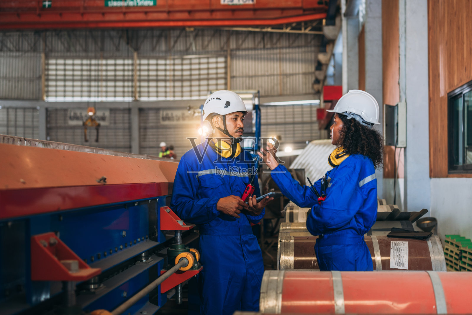 在工厂机器中检查和检查机器的产业工人。工业钣金技术人员。领班检查材料或机器。照片摄影图片