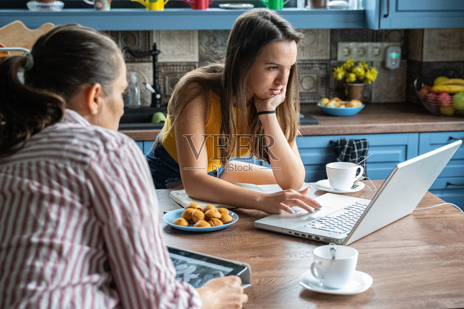 Z世代女孩在家自学，请家教。照片摄影图片