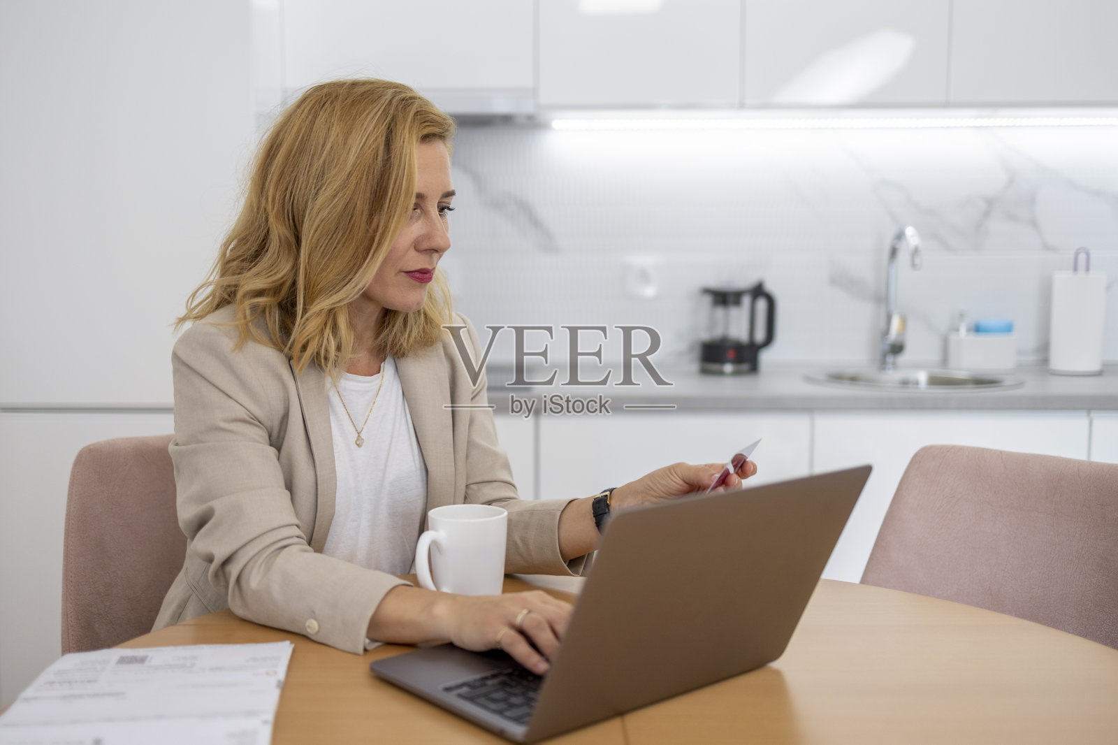 网上购物的女人照片摄影图片