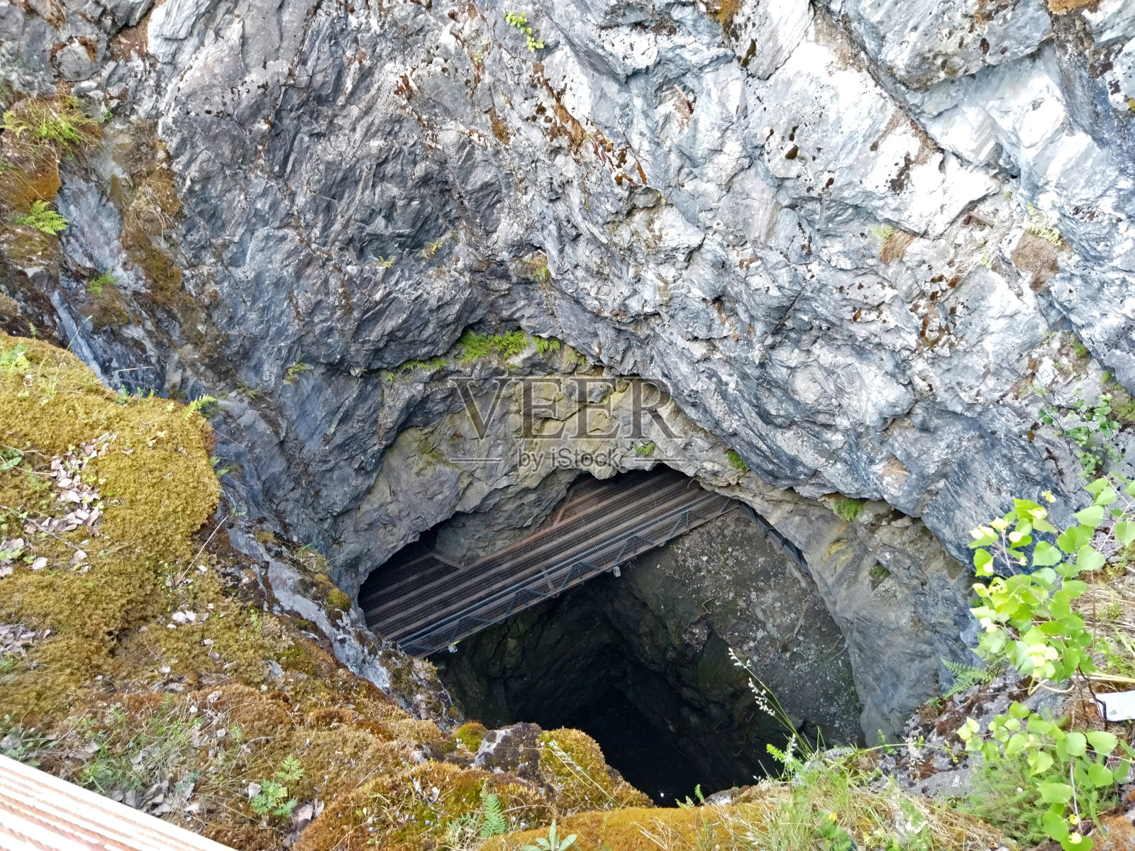 在著名的森林公园中，深岩洞、隧道和洞穴是一个受欢迎的旅游景点。照片摄影图片