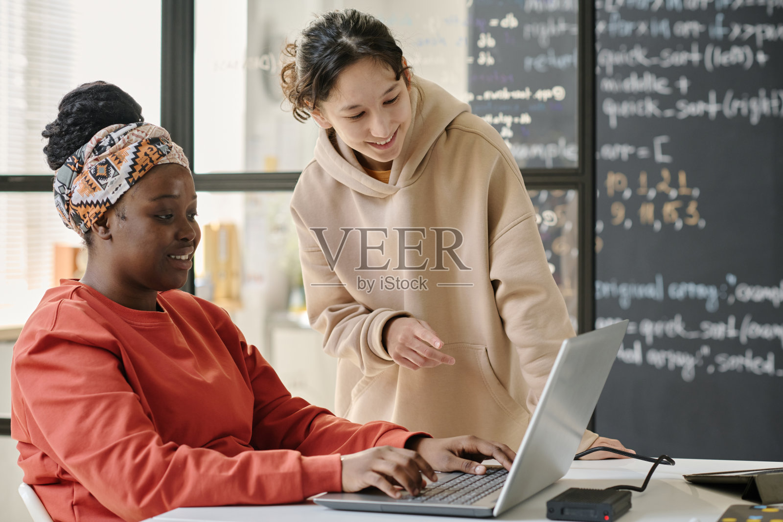 老师和学生一起使用笔记本电脑照片摄影图片