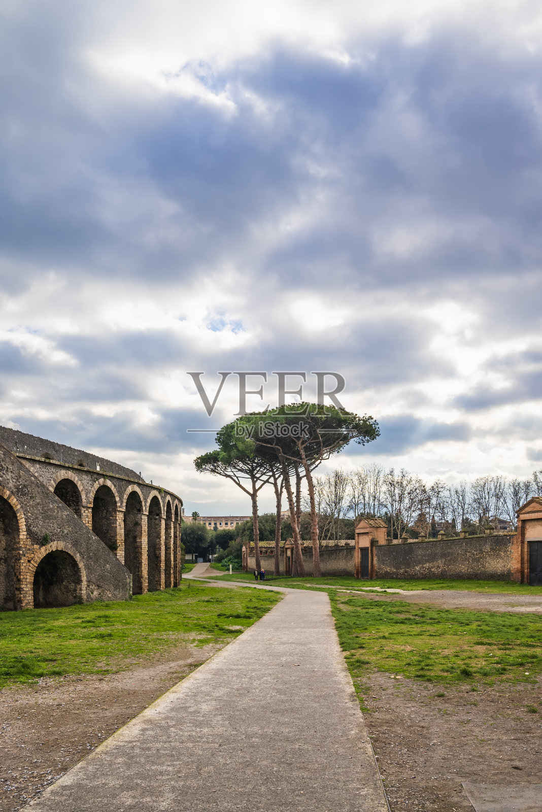 在庞贝圆形剧场的正门外照片摄影图片