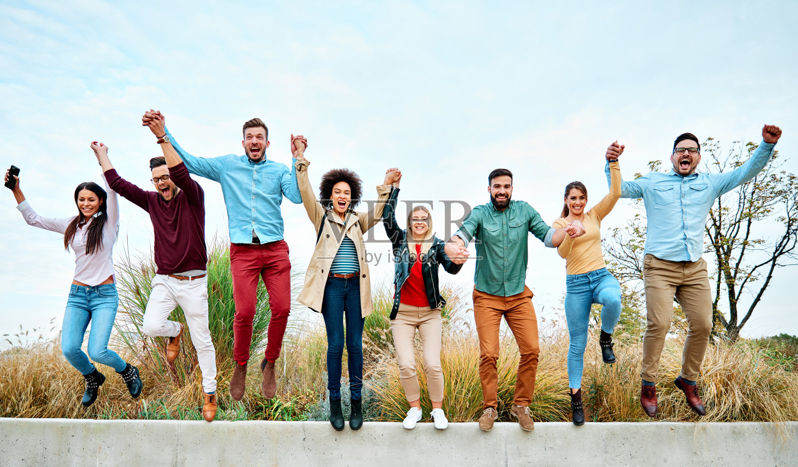 有趣的女人年轻的男人友谊团体快乐快乐的跳跃朋友户外生活方式在一起微笑的女人快乐的成年人在一起聚会女孩跳跃照片摄影图片