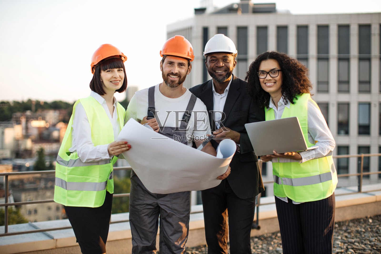 多文化开发商在露台上对着镜头微笑照片摄影图片