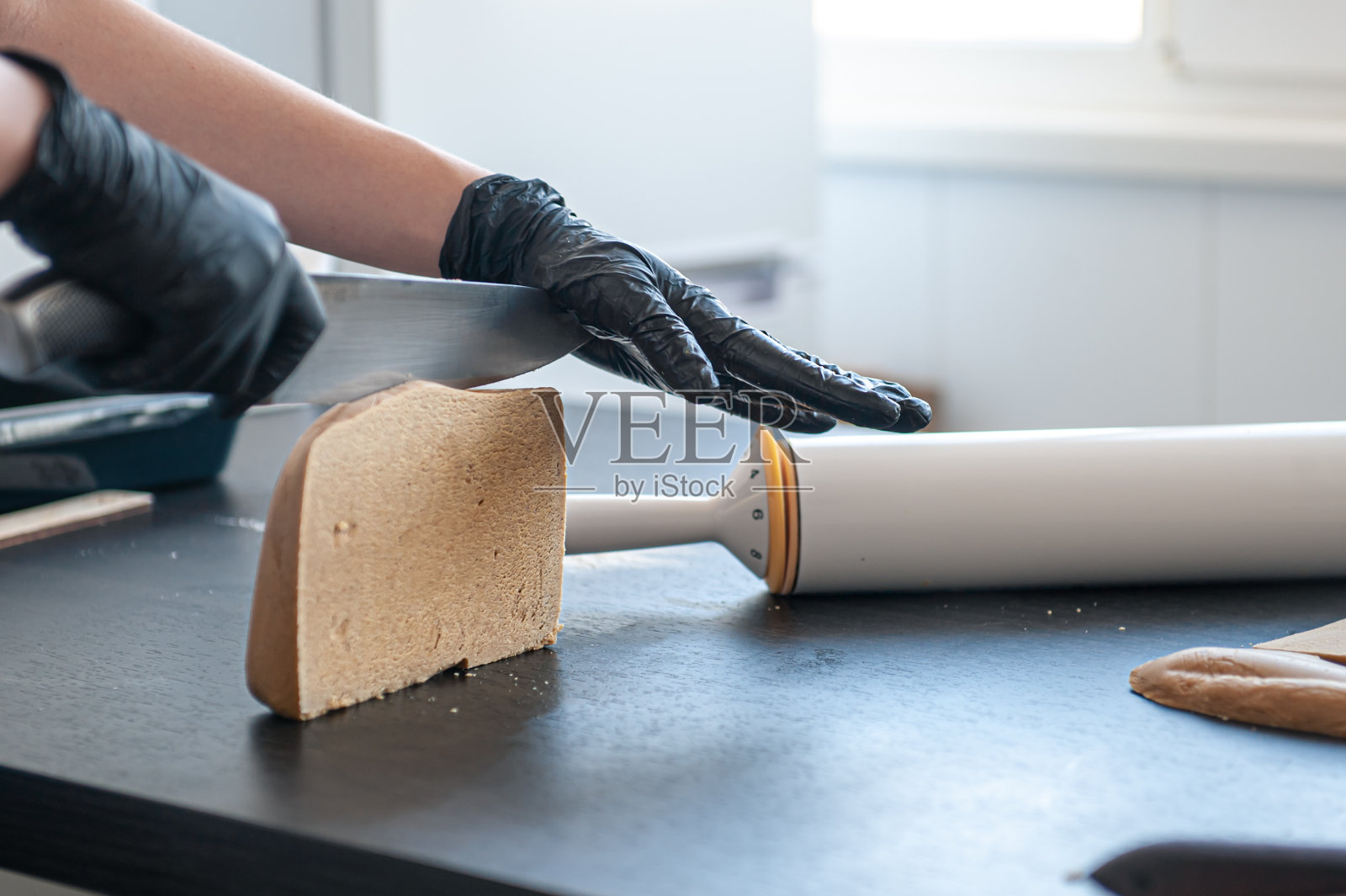 特写，手工制作姜饼的过程。照片摄影图片