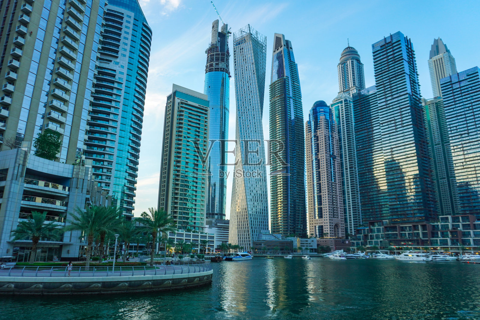 阿拉伯联合酋长国迪拜码头的摩天大楼和运河景观照片摄影图片