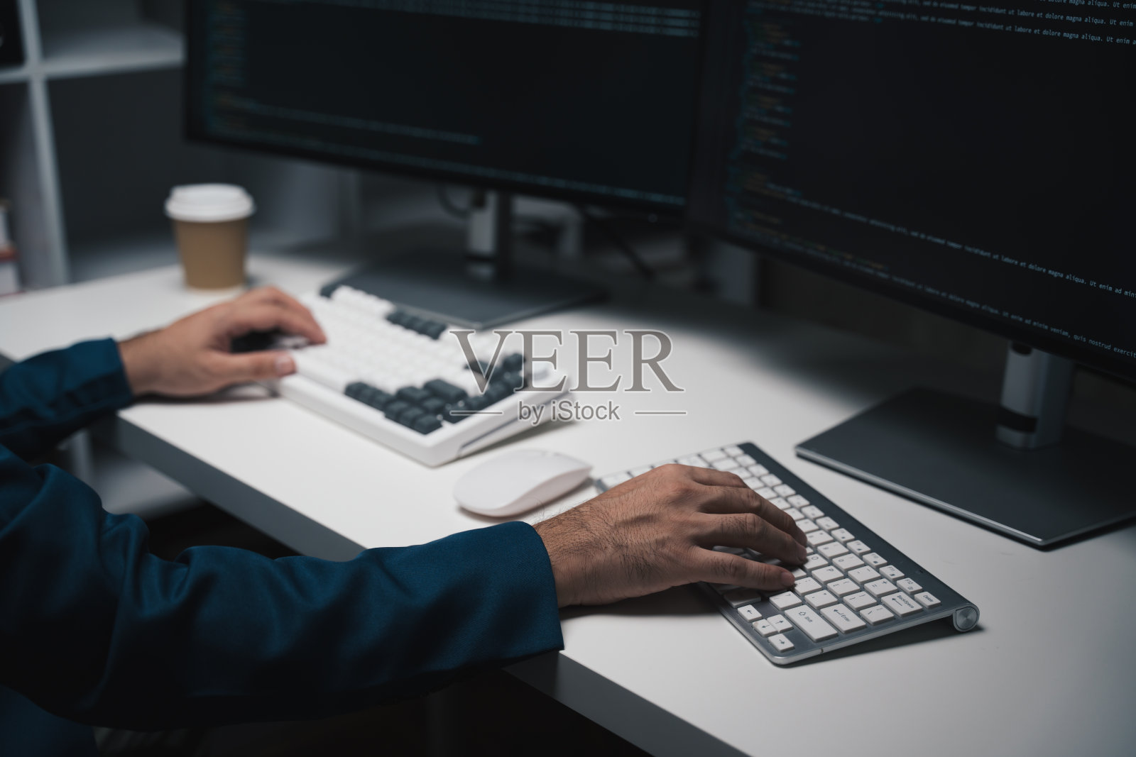 从事台式电脑的亚洲IT程序员。创造创新软件的男性专家。开发应用程序、程序的工程师。照片摄影图片