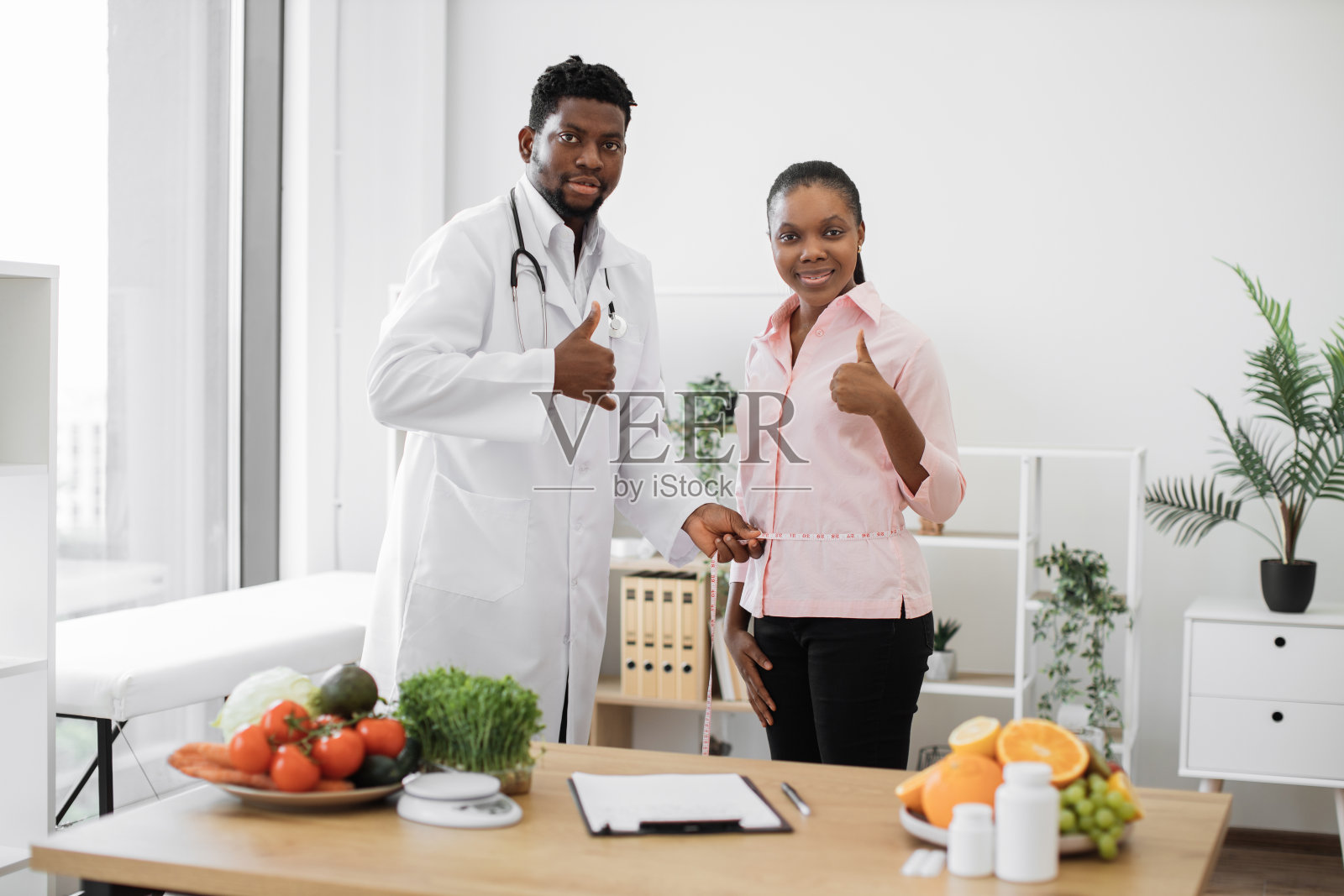 专业在室内用卷尺量病人腰围照片摄影图片