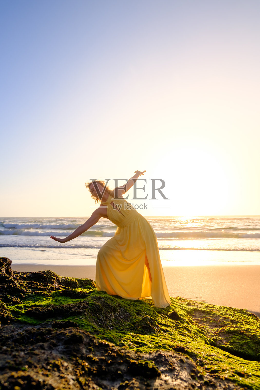 黄色的仙女代表元素风和回收塑料在海滩日落照片摄影图片