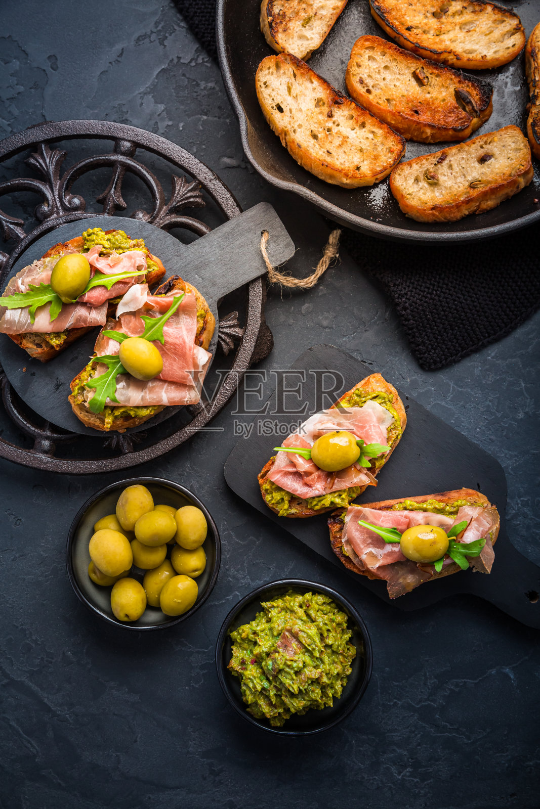 美味的牛油果炸牛角面包，配上牛油果酱和意大利干酪或意大利熏火腿照片摄影图片