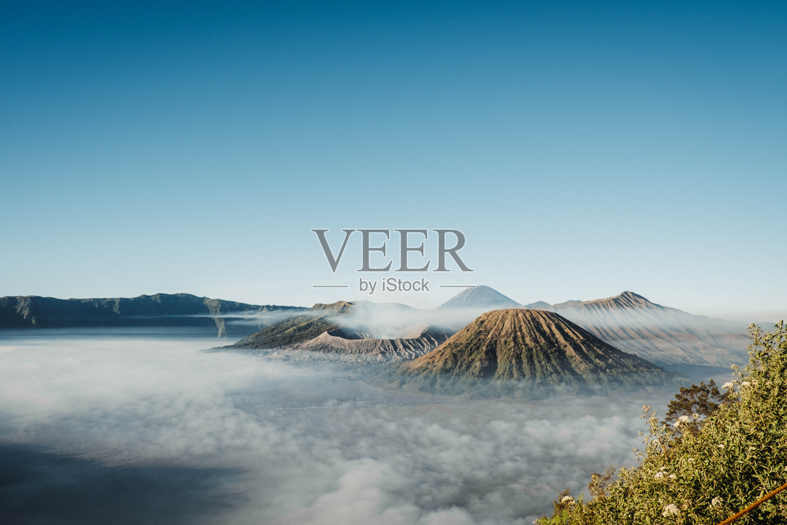 早晨，古农布罗莫或布罗莫山被少量的云覆盖照片摄影图片