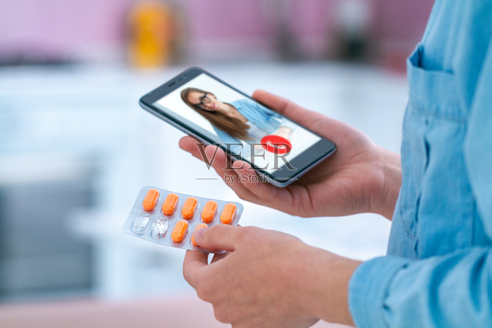 服用药物和药丸治疗疾病和健康。在线咨询医生照片摄影图片