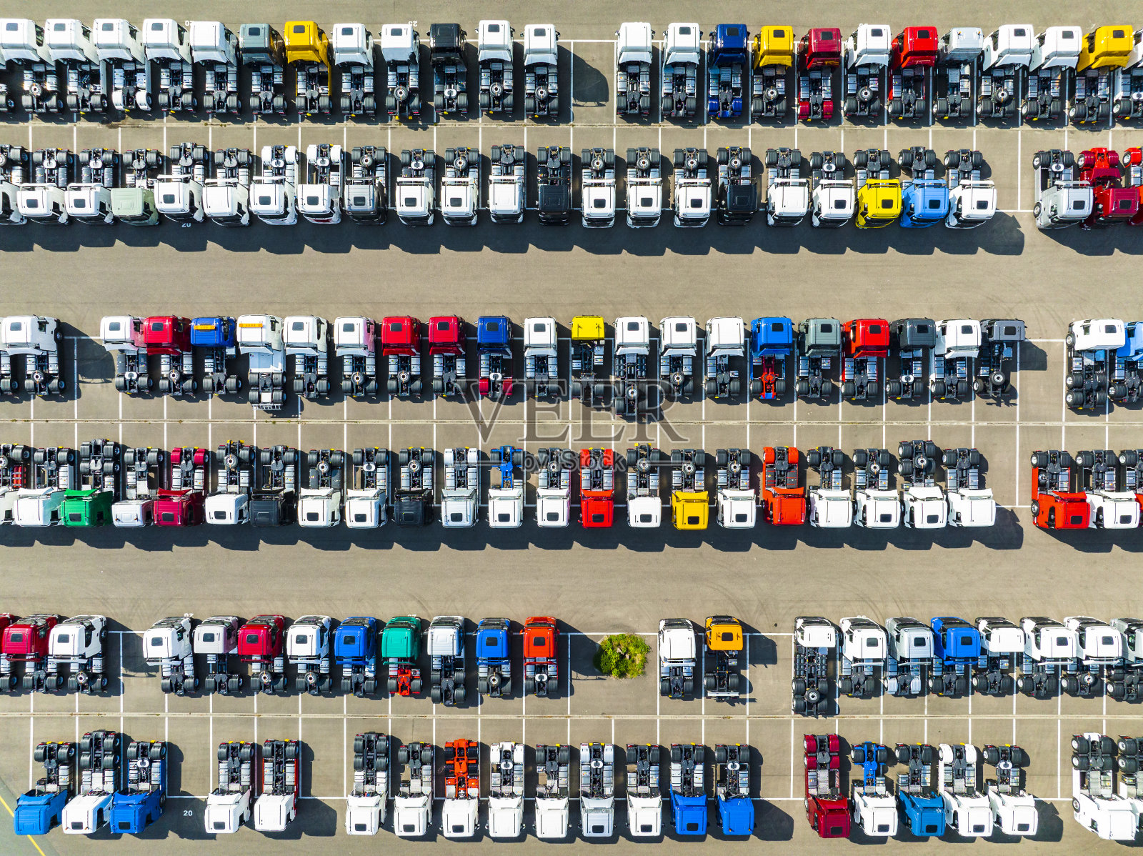 从上面看，停车场的卡车排成一排照片摄影图片