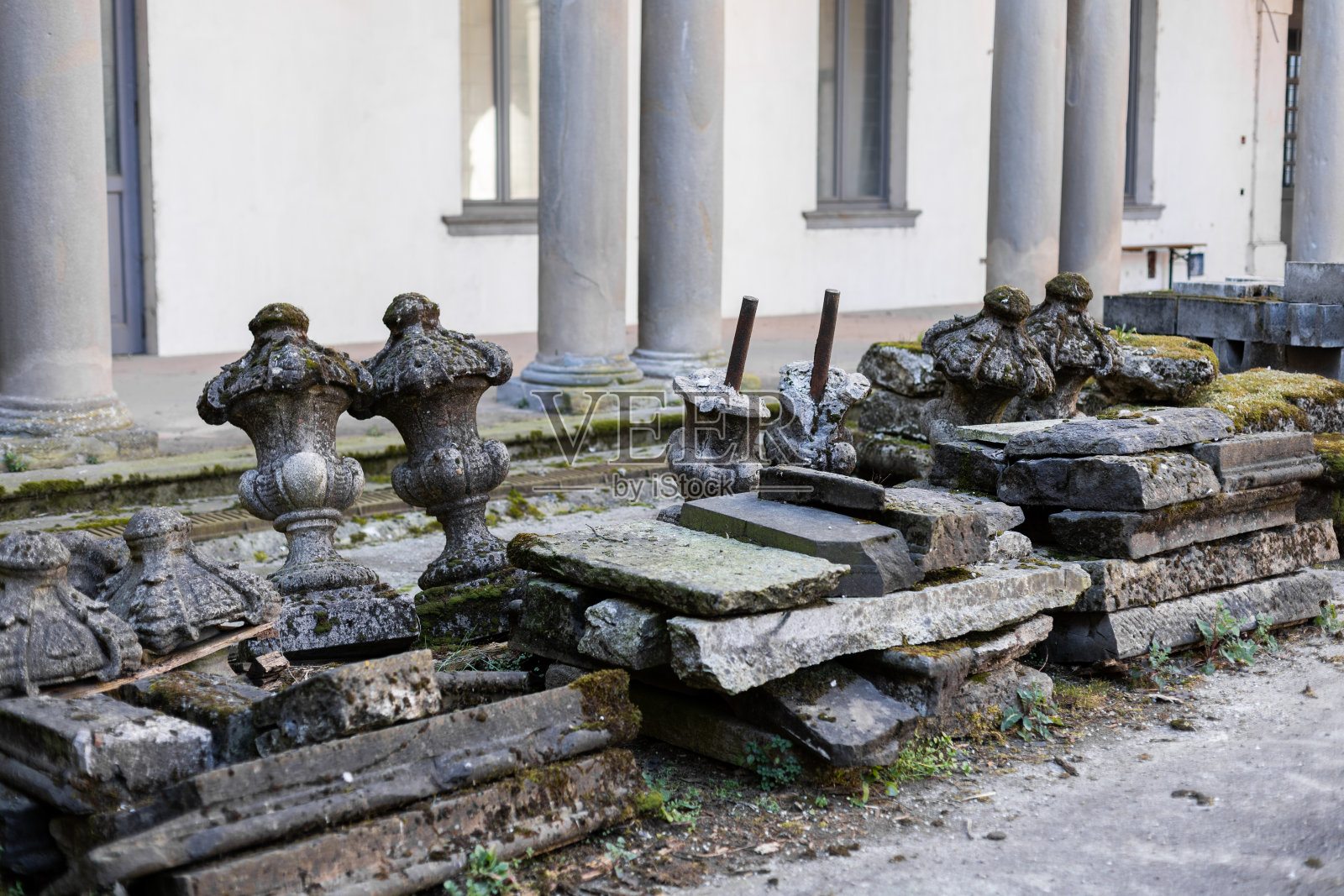 位于欧洲意大利的一座古老建筑的一部分照片摄影图片