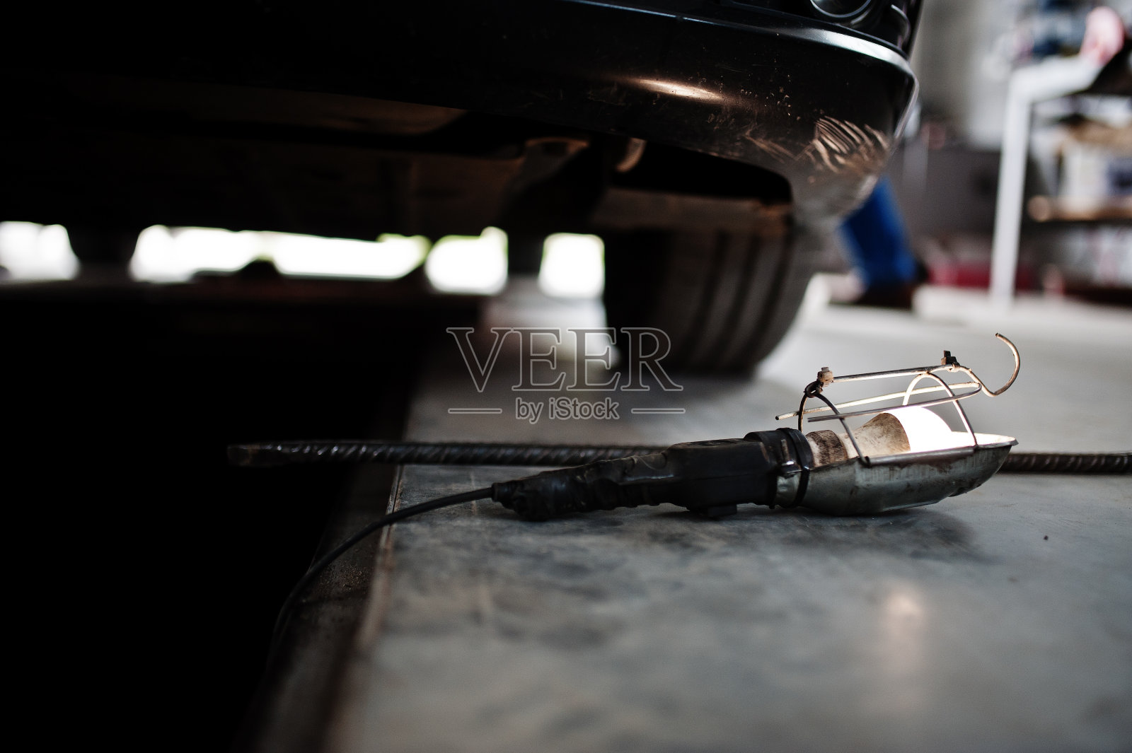 汽车维修保养主题。汽车灯泡。照片摄影图片