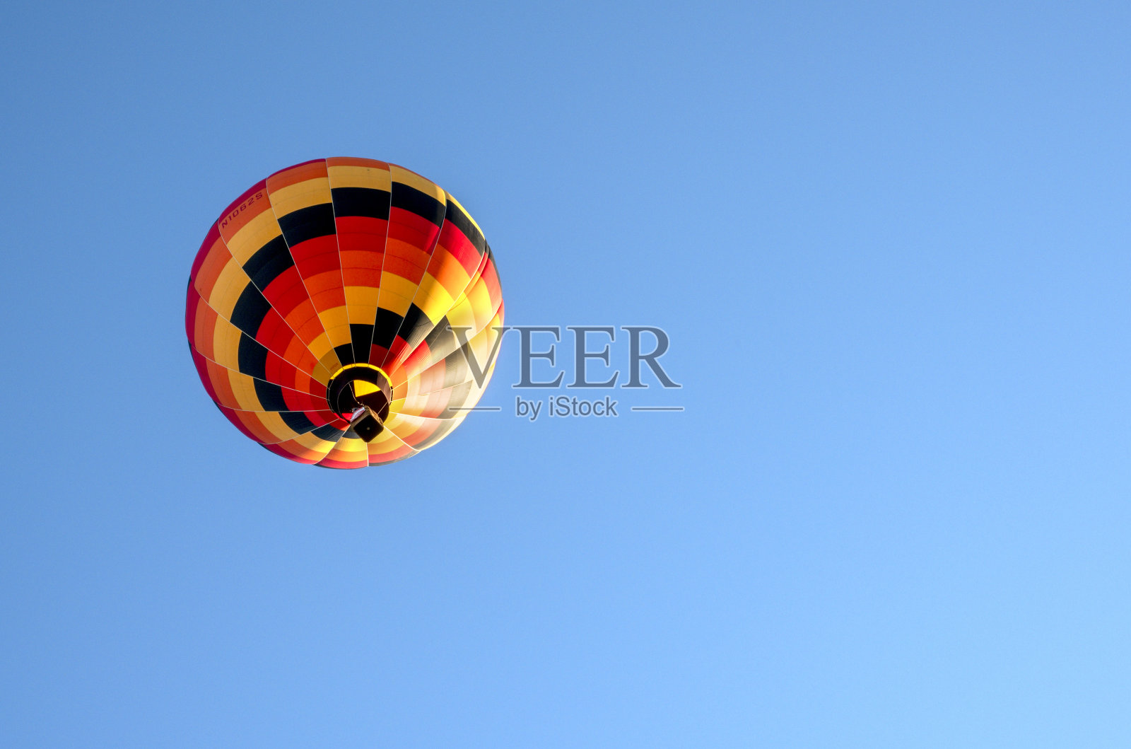 五颜六色的热气球映衬着蓝天。文本空间照片摄影图片