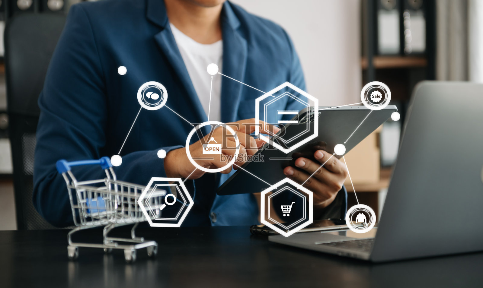 女性手持平板电脑、笔记本电脑，手持手机用信用卡进行网上银行支付通信网络，应用互联网无线虚拟图标照片摄影图片