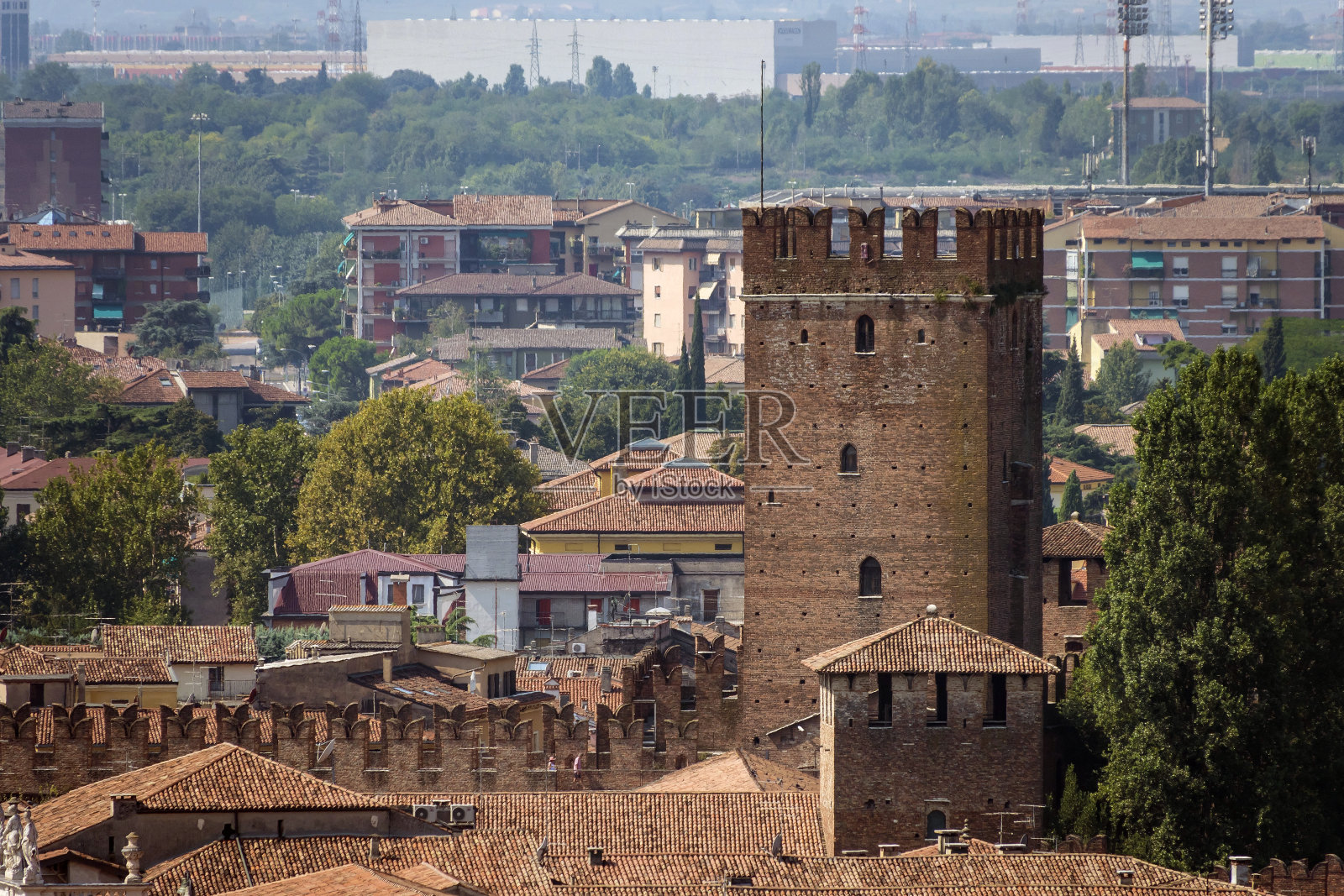 意大利，从兰伯蒂塔俯瞰维罗纳老城照片摄影图片