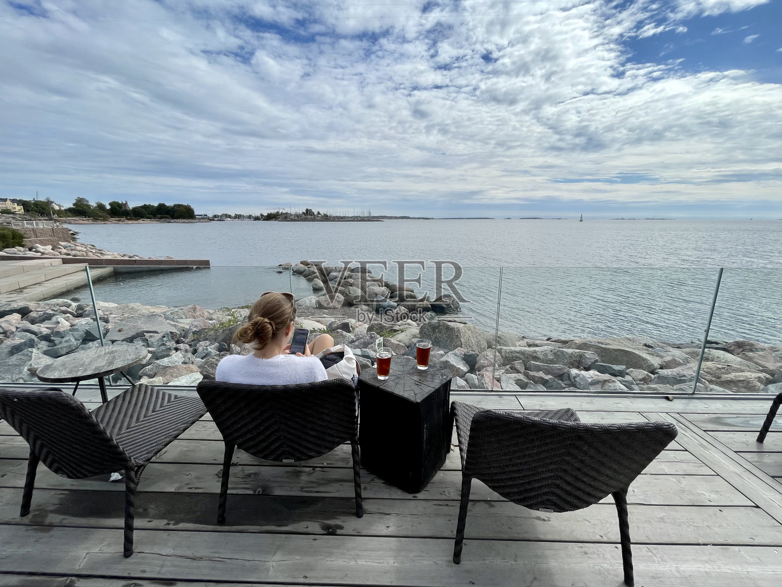 赫尔辛基海滨的妇女照片摄影图片