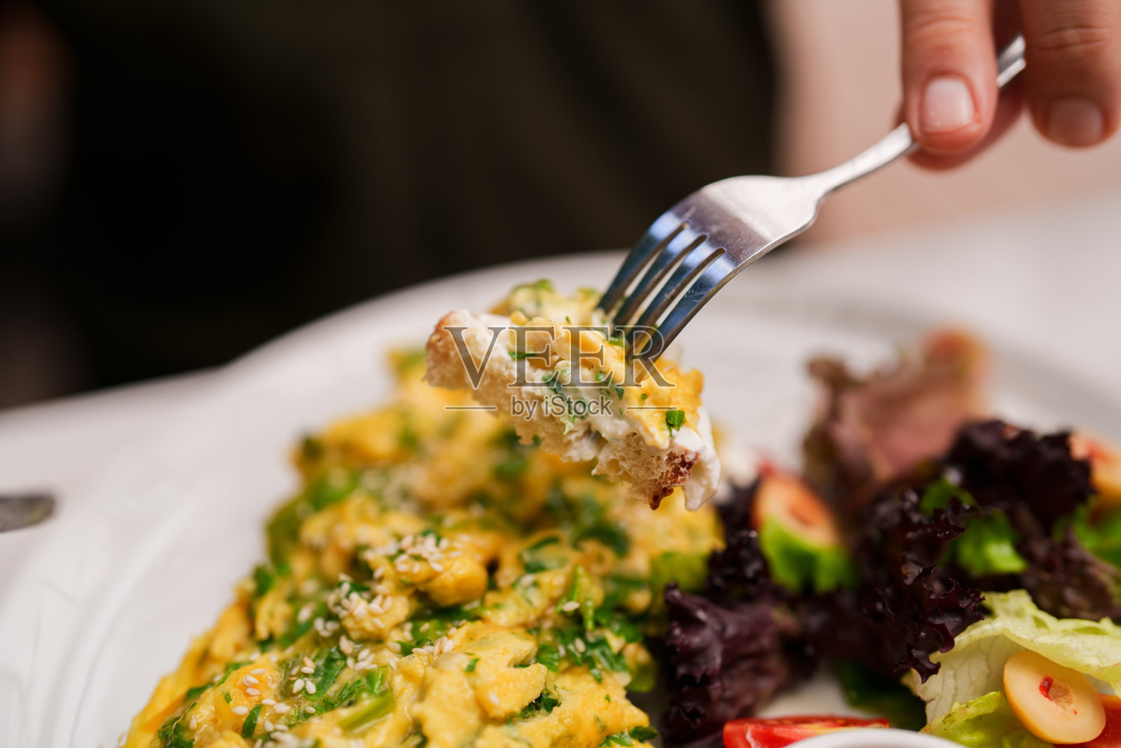 面包上的炒蛋和新鲜的葱照片摄影图片