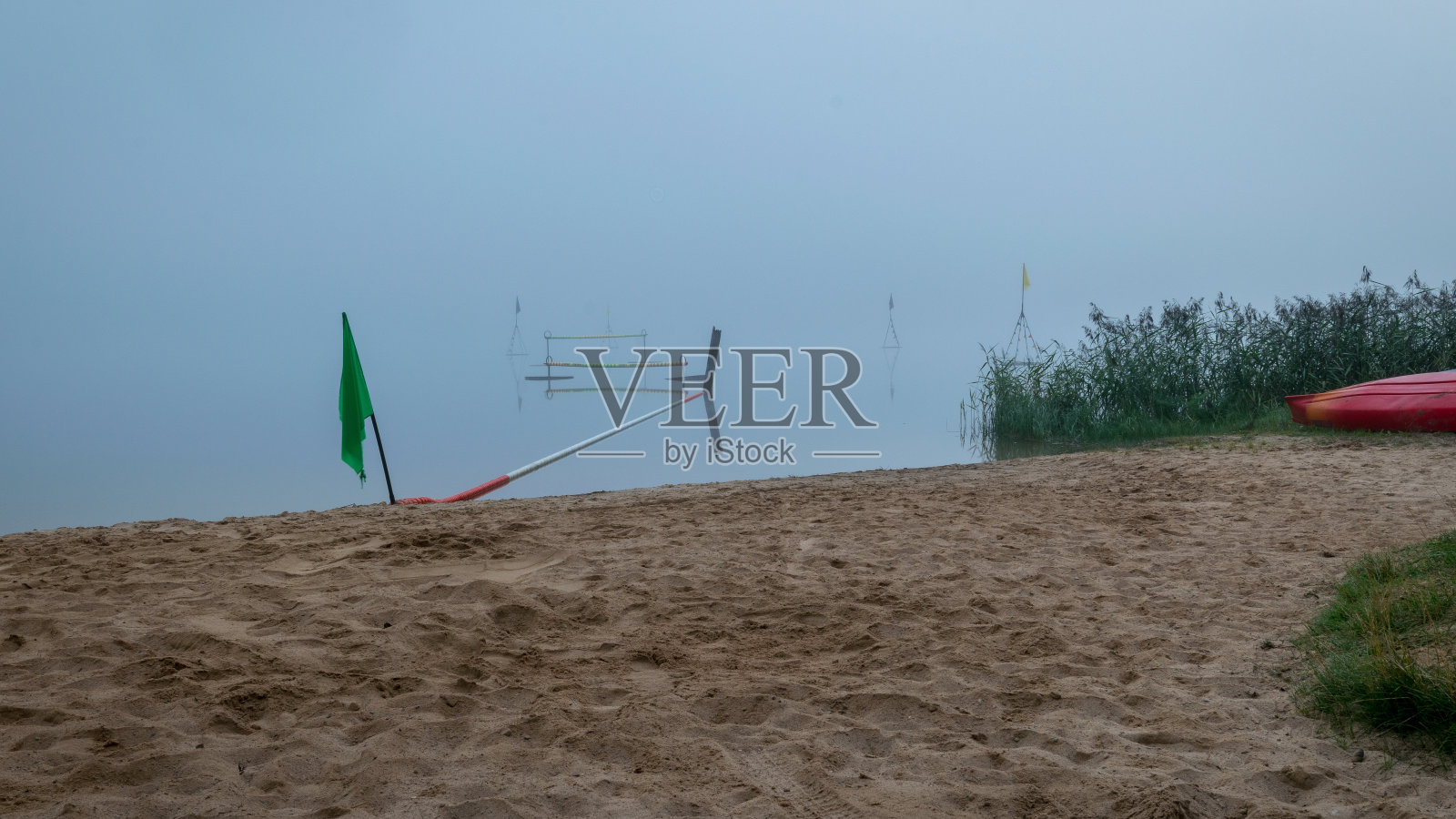 雾蒙蒙的山水，晨雾缭绕的湖水，迷离的雾背景，秋意绵绵照片摄影图片