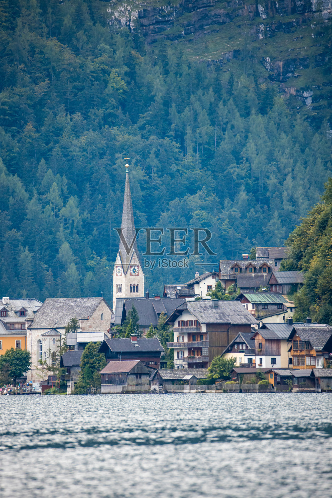 哈尔施塔特，奥地利，从这个古雅的高山村庄的水面上看到的令人惊叹的景色照片摄影图片