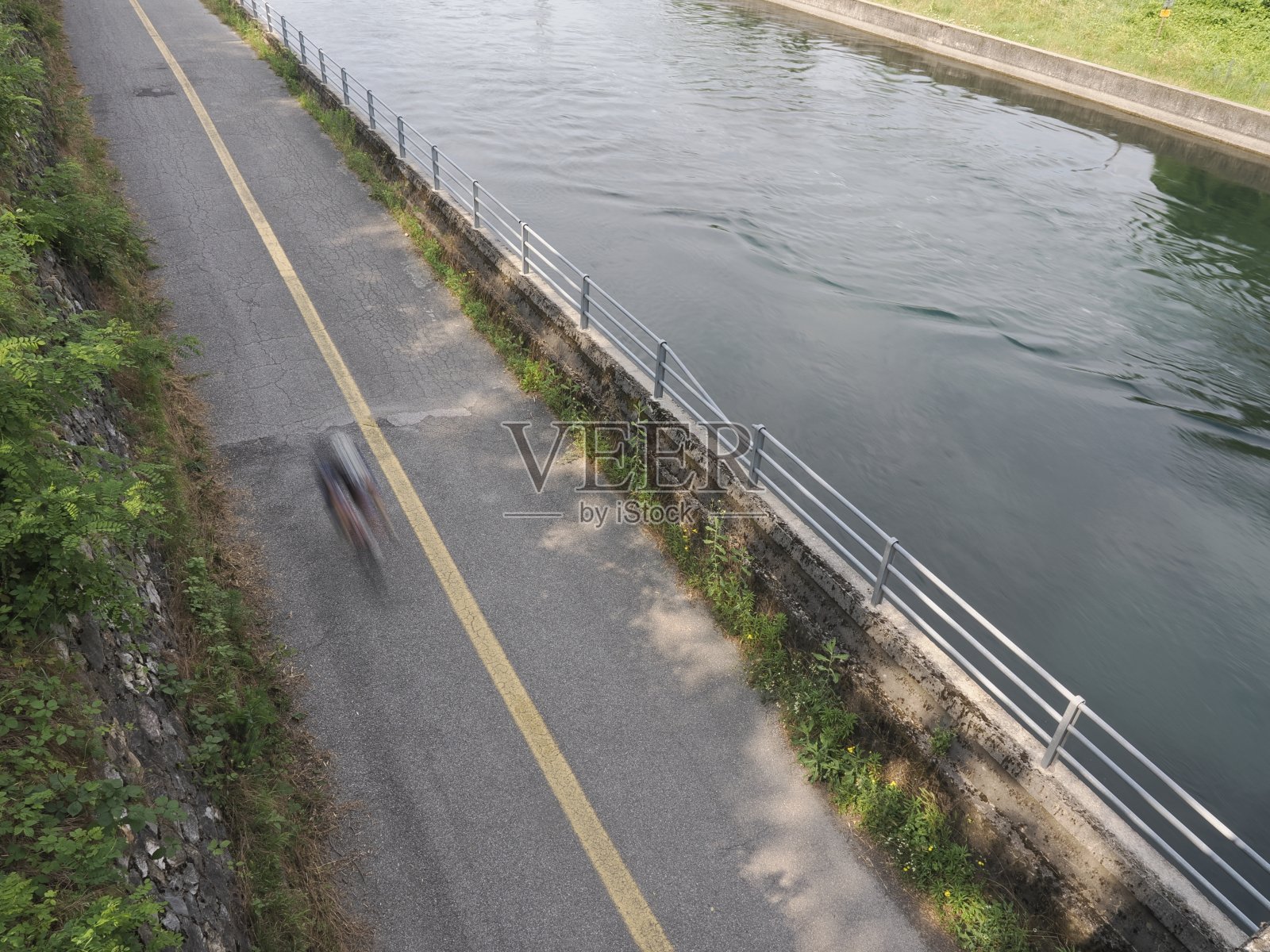 自行车道上骑自行车的人在运动照片摄影图片