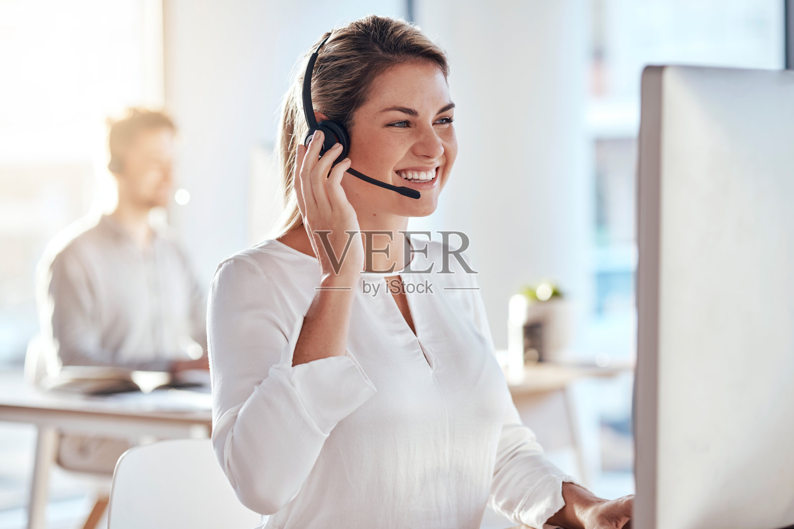 呼叫中心，电脑和友好的女办公室的客户服务，技术支持和建议。技术，联系我们，并与客服人员沟通照片摄影图片