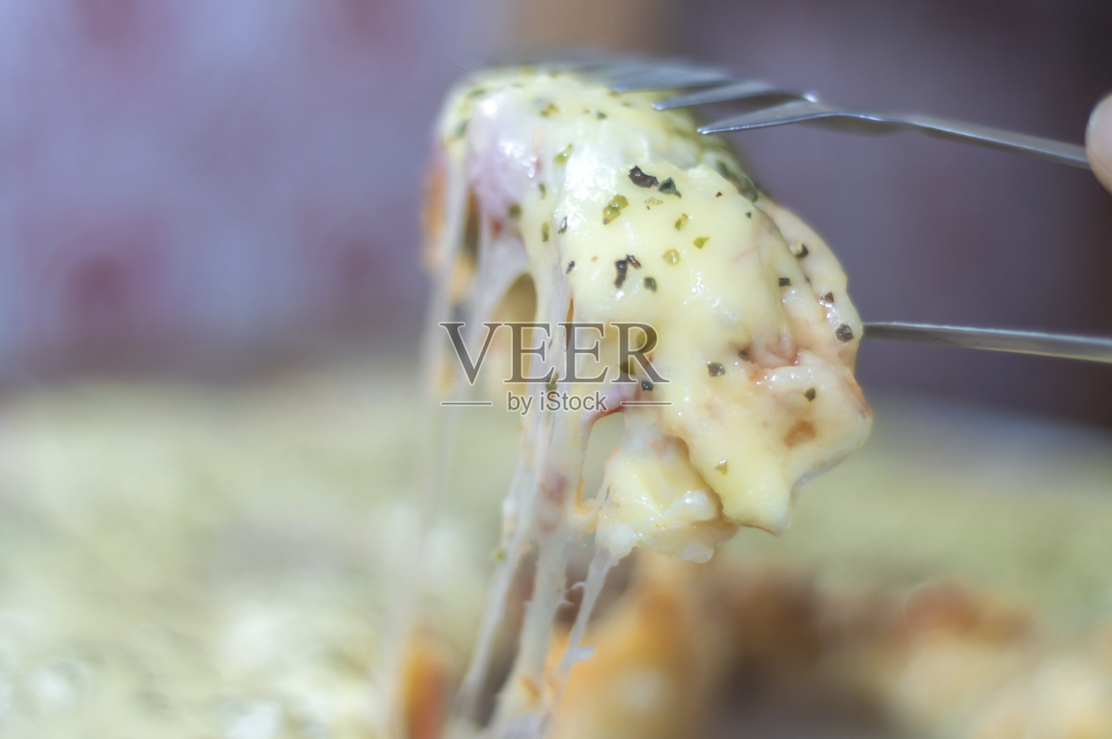 披萨由土豆面团，芒果奶酪和牛至制成，自然光，自制披萨，简单的厨房概念照片摄影图片