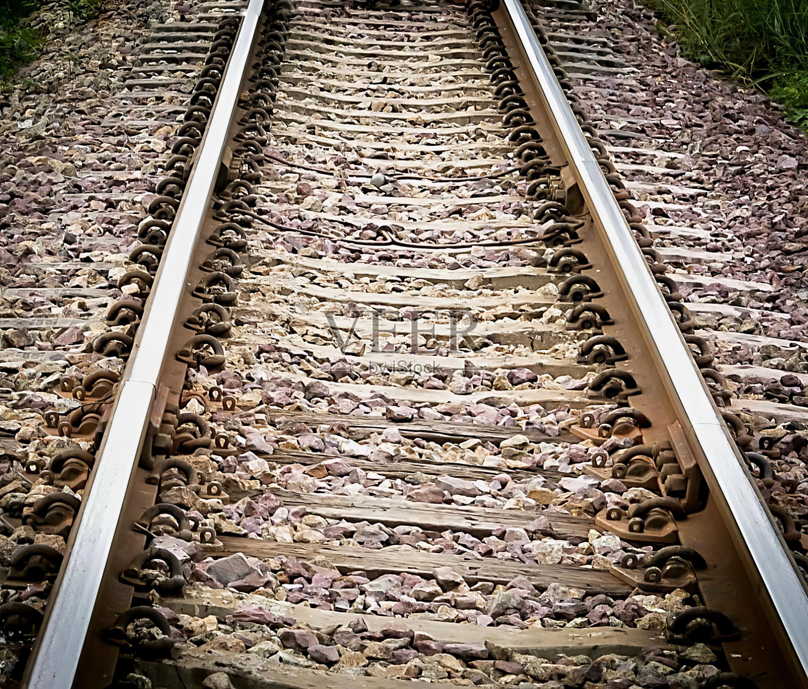 一张火车轨道的照片上面有一堆石头，这是一条火车轨道上面铺着石头。照片摄影图片