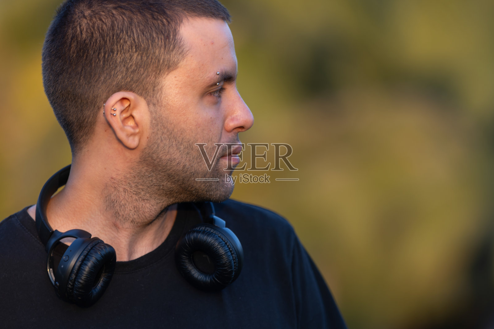 公园里的帅哥画像。照片摄影图片