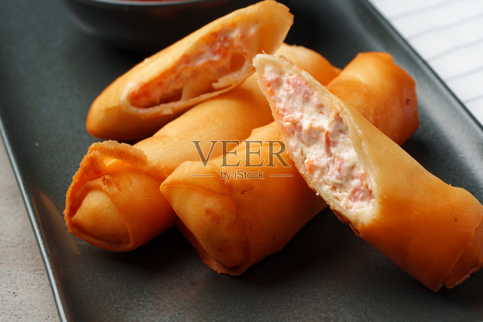 黑盘炸虾仁春卷加酱照片摄影图片