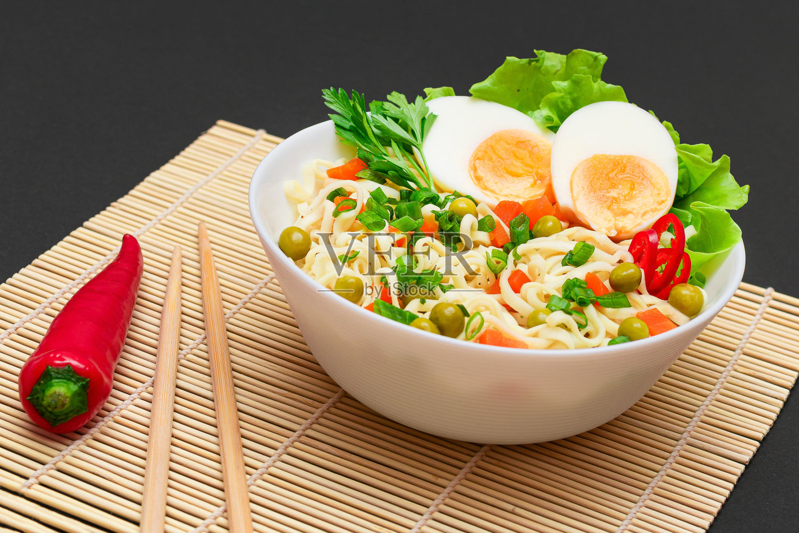 青豌豆、胡萝卜、鸡蛋、红辣椒及青菜面照片摄影图片