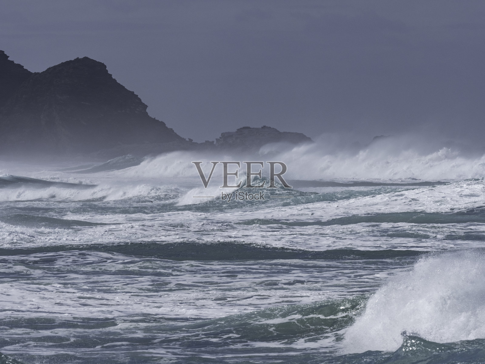 悬崖边惊涛骇浪照片摄影图片