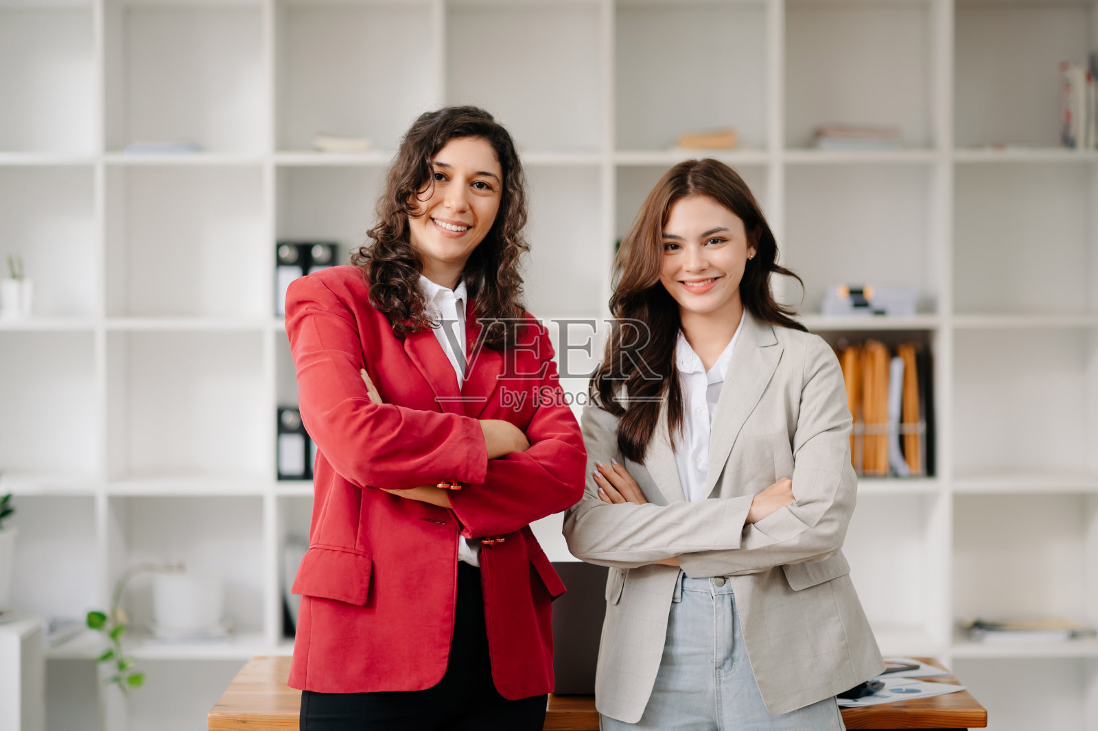 商务同事商务演示和解释，使用笔记本电脑和平板电脑。团队合作，金融营销团队，同时坐在办公室照片摄影图片