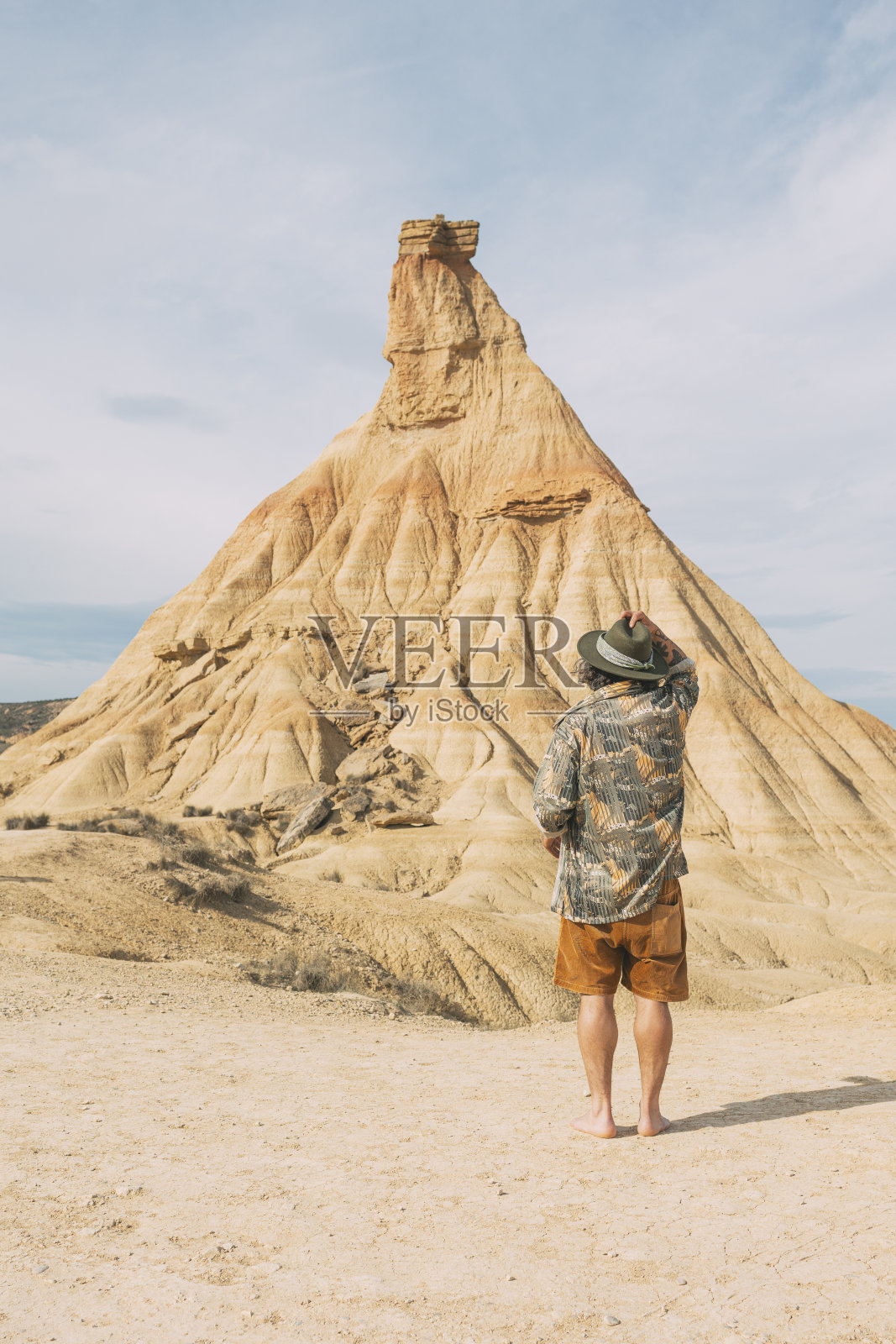一位旅行者在纳瓦拉沙漠探险的后视图照片摄影图片