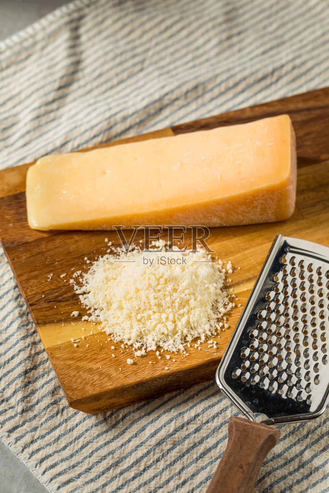 有机白色磨碎帕尔马干酪照片摄影图片