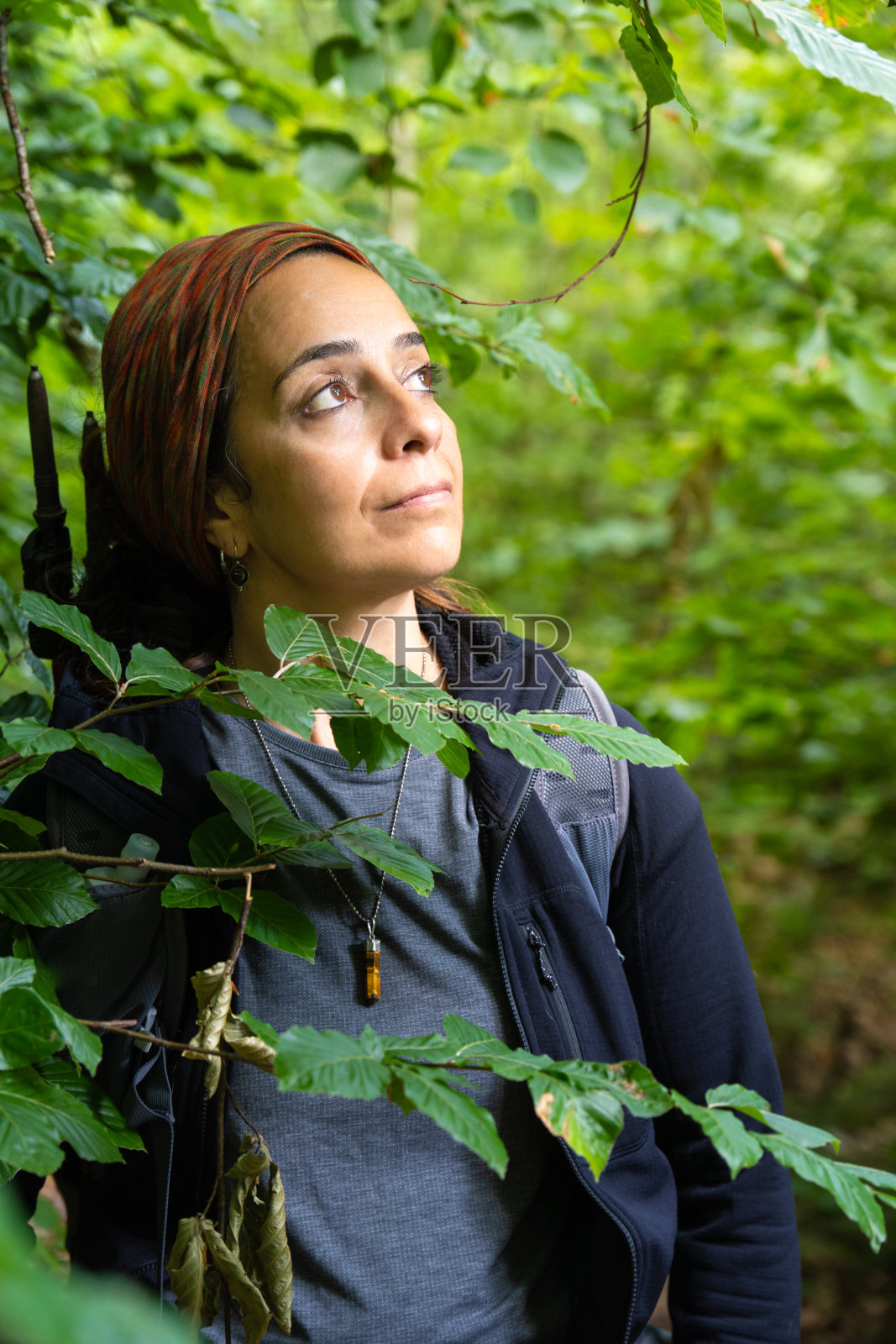 在森林里徒步旅行的白人妇女的肖像照片摄影图片