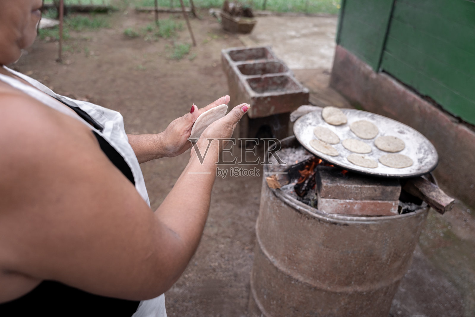 手工制作玉米饼。近距离照片摄影图片