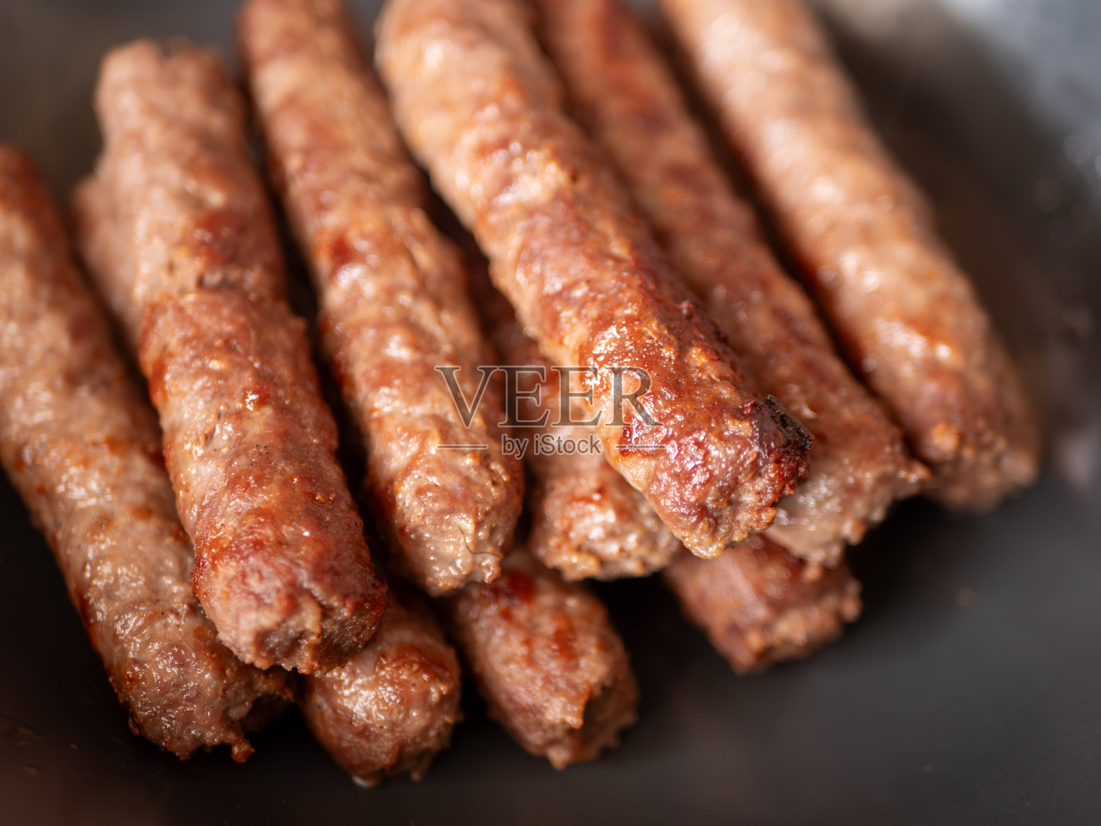 美味的烤鳕鱼-一个令人愉快的混合牛肉和猪肉准备品尝照片摄影图片