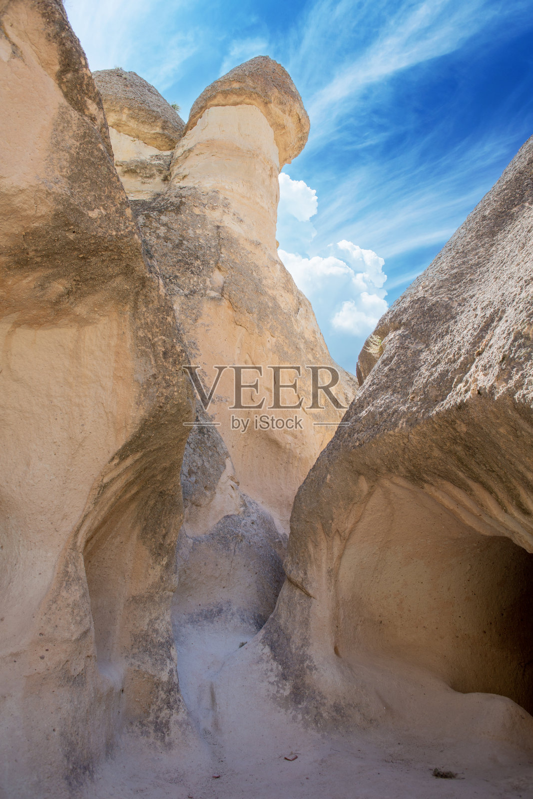 从下面的特写镜头卡帕多西亚洞穴民居，戈雷姆国家公园的涅瓦希尔，土耳其。照片摄影图片