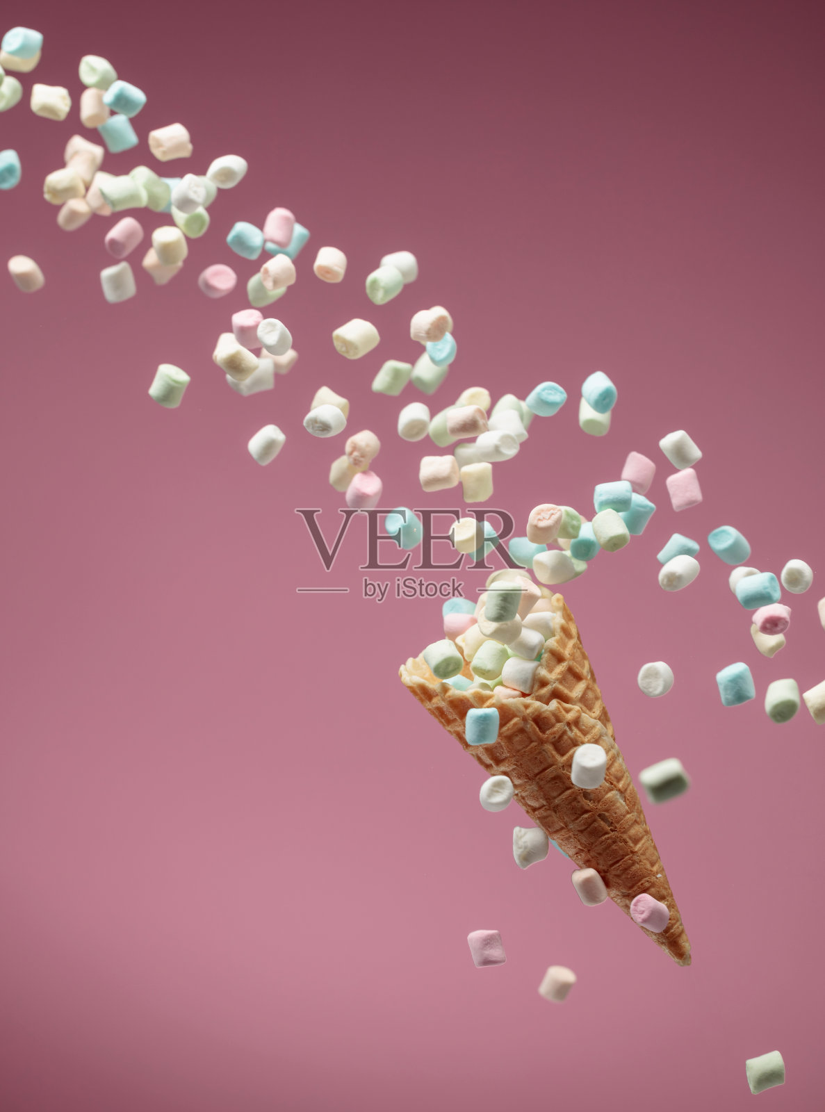 棉花糖在华夫蛋筒里。照片摄影图片