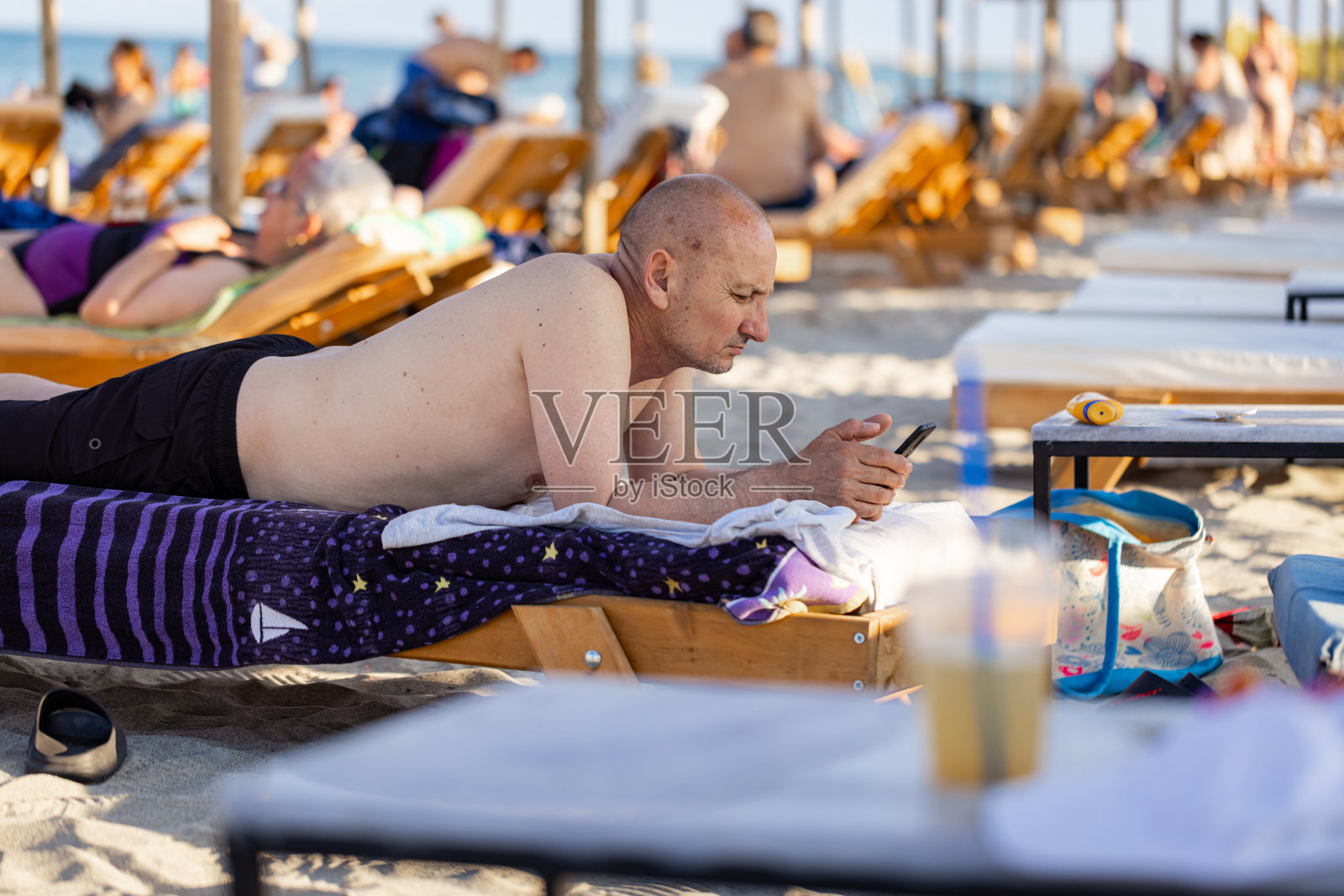 在海边放松照片摄影图片