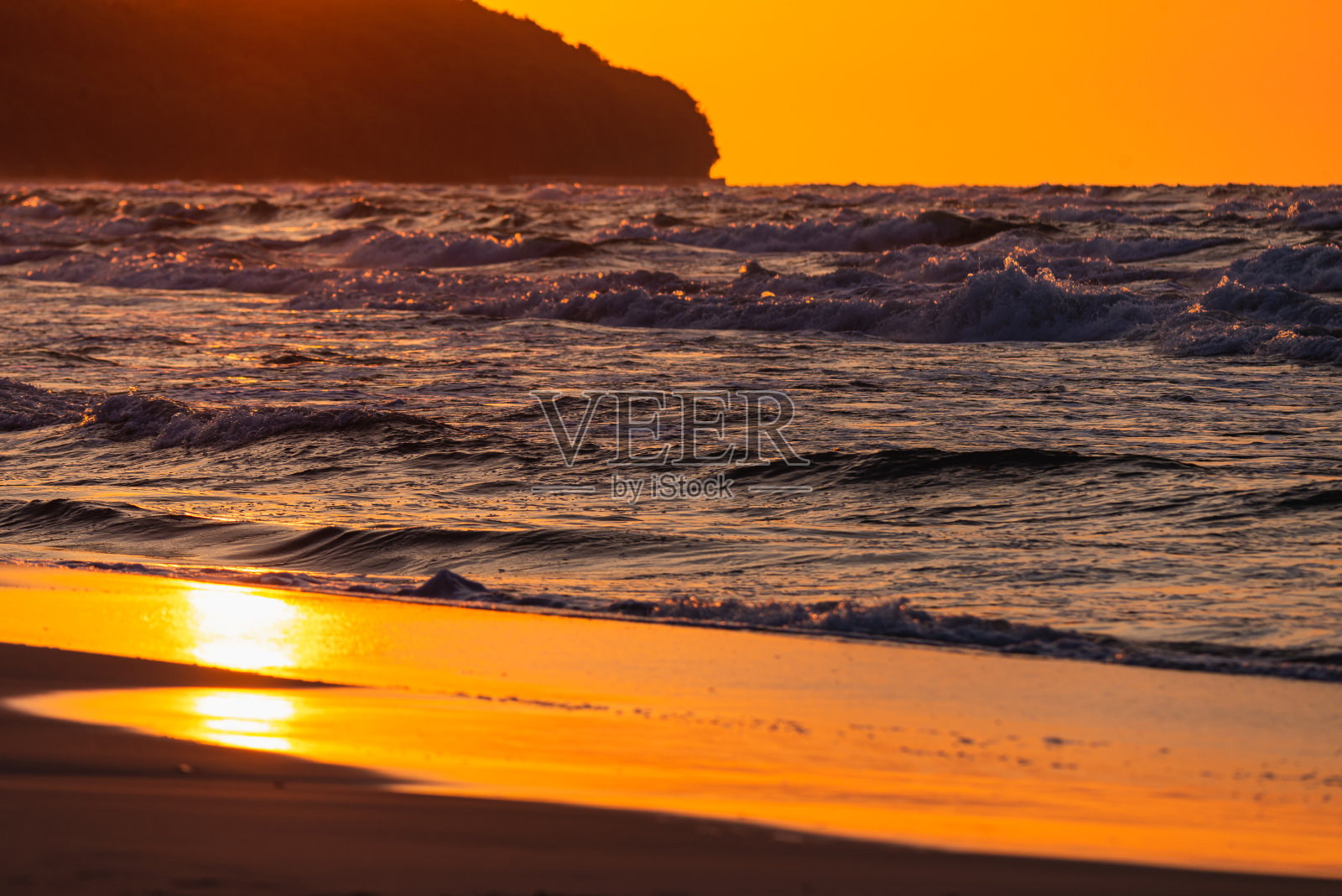 波罗的海惊涛骇浪。金色的小时。照片摄影图片