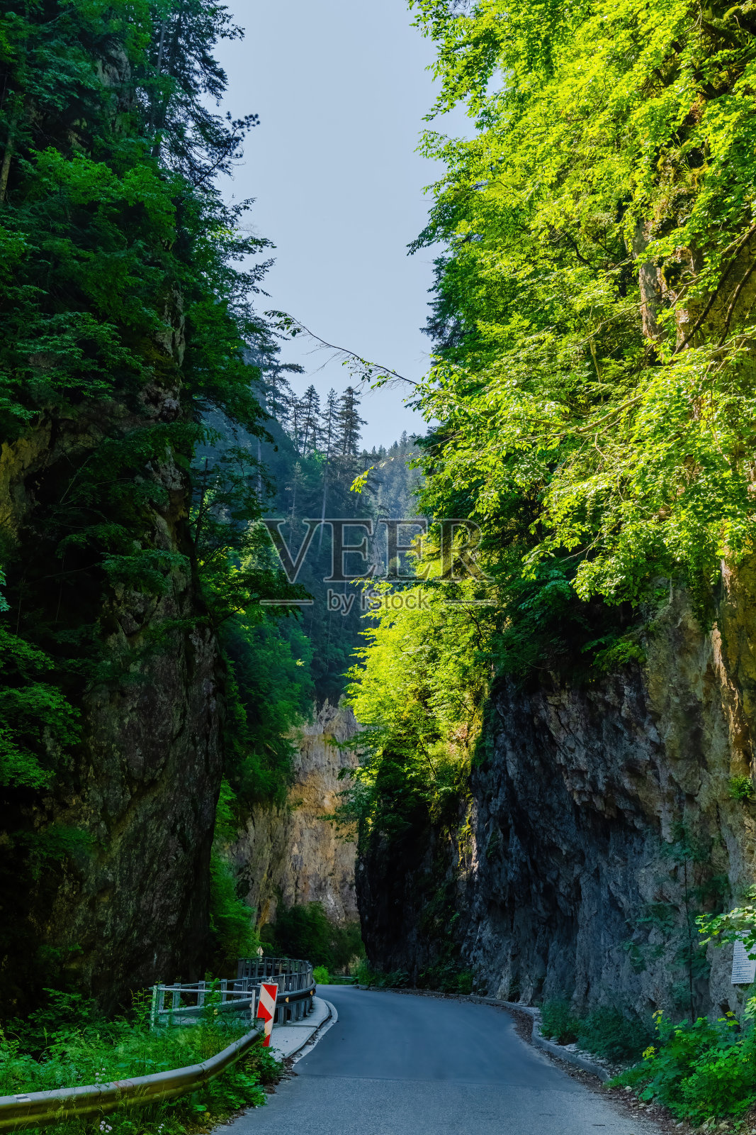特里格拉德峡谷峡谷的垂直大理石岩石在罗多比山脉照片摄影图片