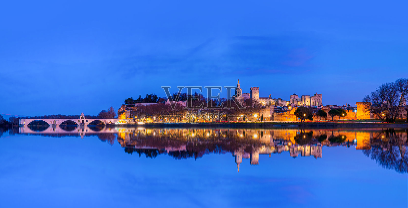 罗纳河上的圣贝内泽桥和教皇宫(Palais des Papes)以及黄昏的阿维尼翁大教堂——法国阿维尼翁市照片摄影图片