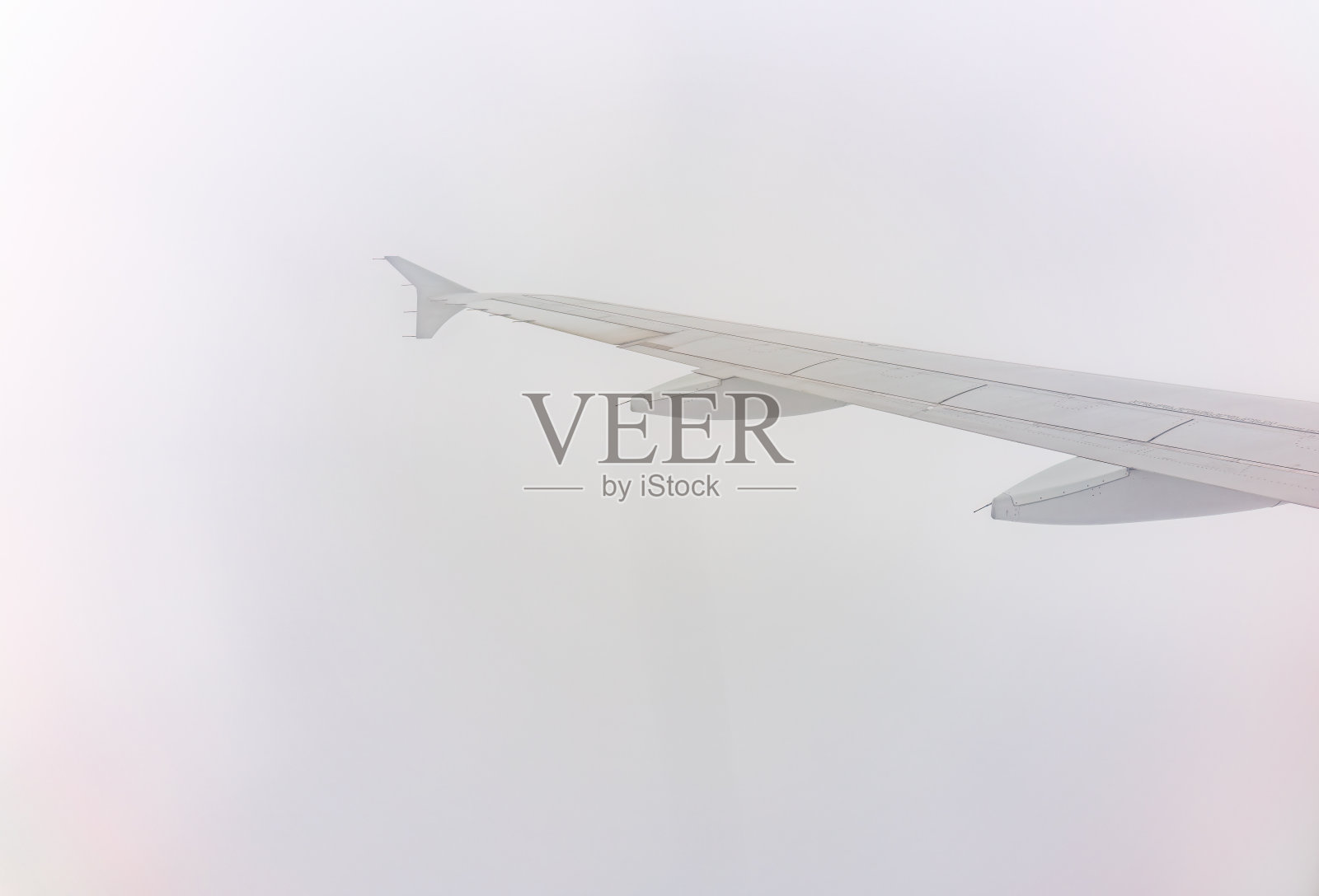 从飞机窗口看到美丽多云的天空和飞机的机翼照片摄影图片