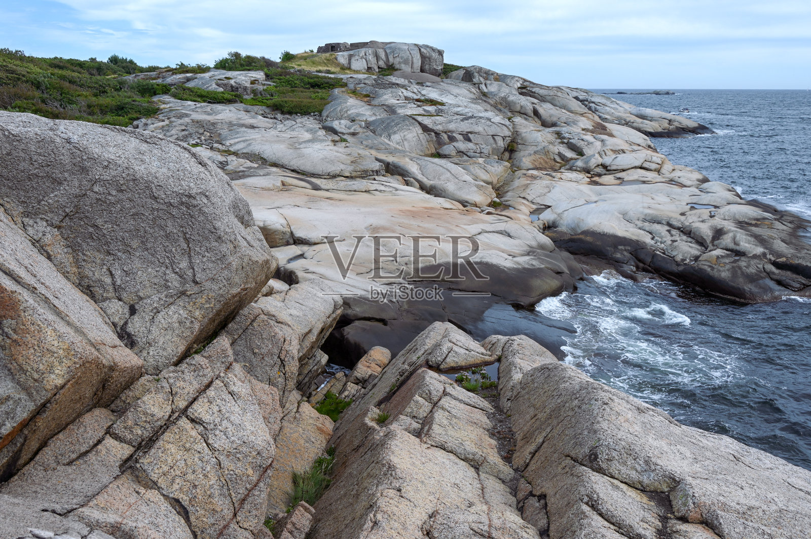 被风和海磨得光滑的石头。照片摄影图片