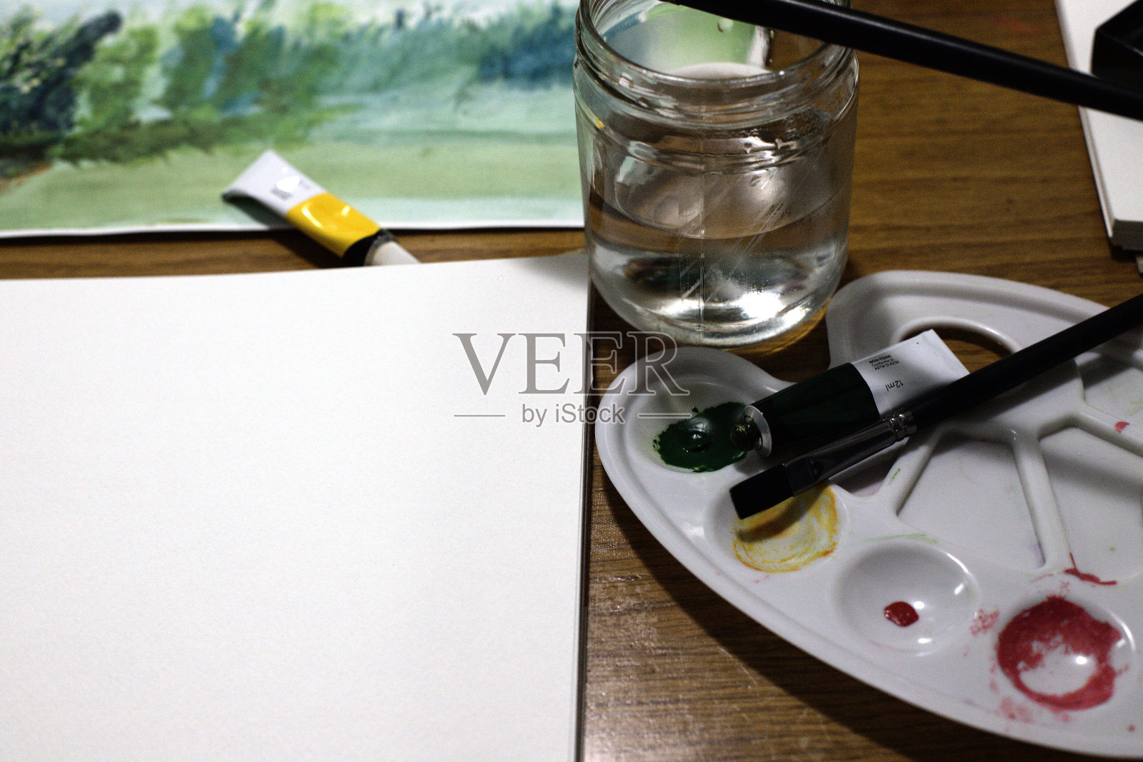 水彩，水彩，白纸，毛笔，木制背景照片摄影图片